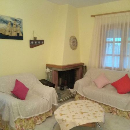 Family Seaside House In Mouries Villa Paralia Dionysiou Bagian luar foto